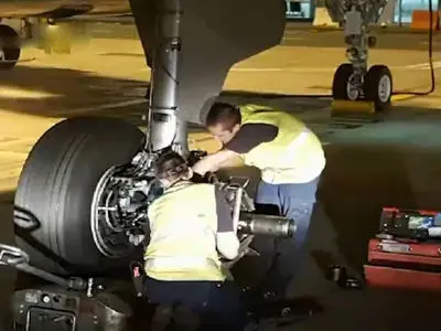 پشت پرده تعویض چرخ هواپیما در قالب تایم‌ لپس حرفه‌ ای / فیلم 
