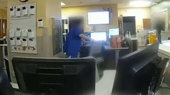 فیلم حمله خونین مرد بازداشتی با چاقو به پلیس در بیمارستان / شوکه می شوید