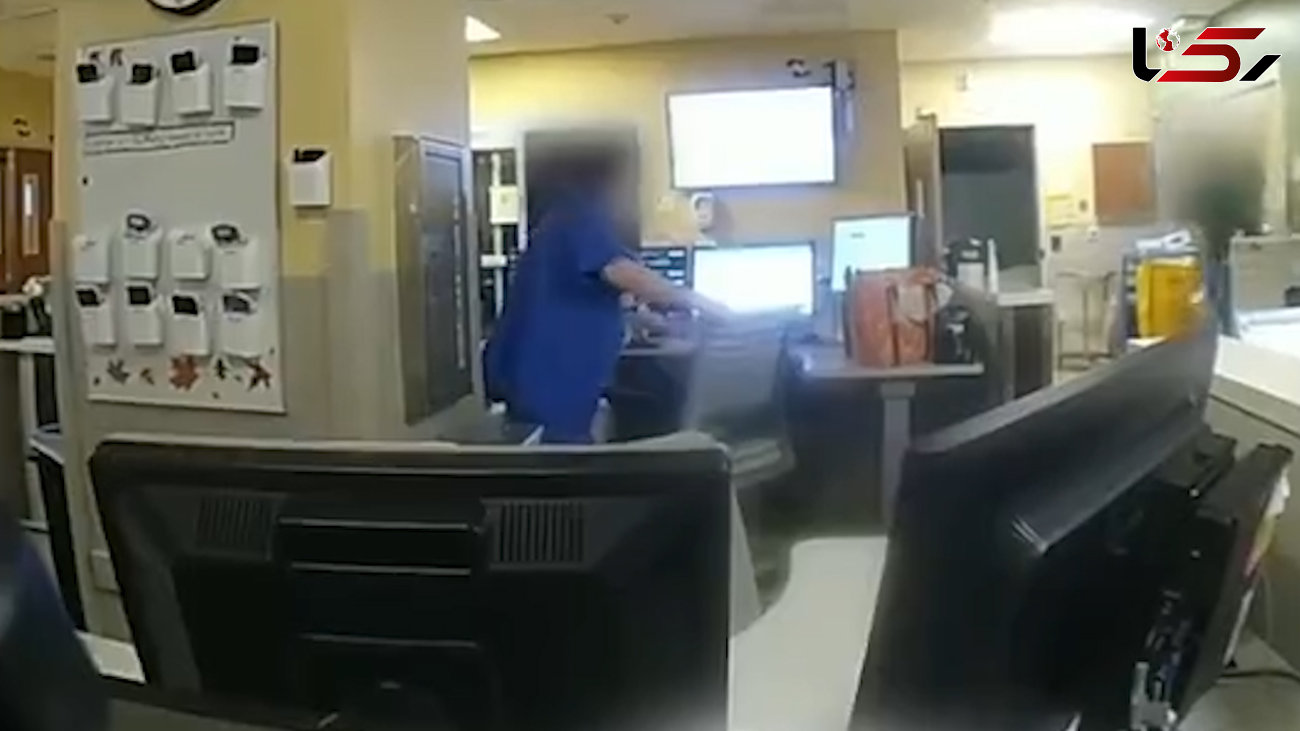 فیلم حمله خونین مرد بازداشتی با چاقو به پلیس در بیمارستان / شوکه می شوید