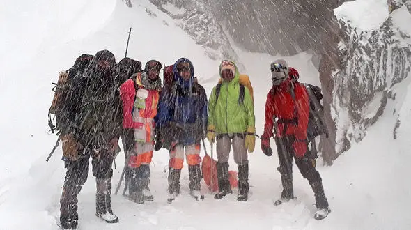 عشق است / می دانی که هر لحظه ممکن است زیر برف دفن شوی اما می روی!