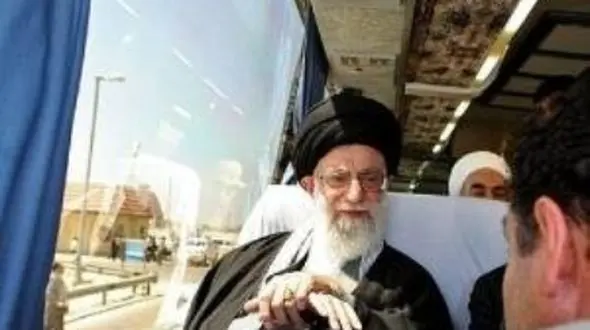 فیلم / مسافرت خانوادگی رهبری انقلاب با اتوبوس به کاشان / از نوه پسری‌ جذابشان تا صمیمیت با مردم غافلگیر شده ...