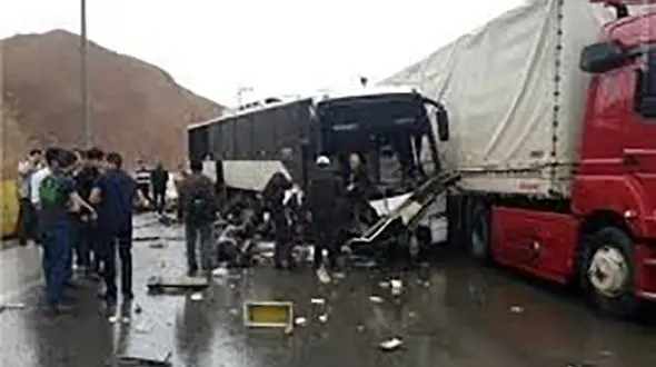 16مصدوم در تصادف اتوبوس با کامیون در کاشان +عکس