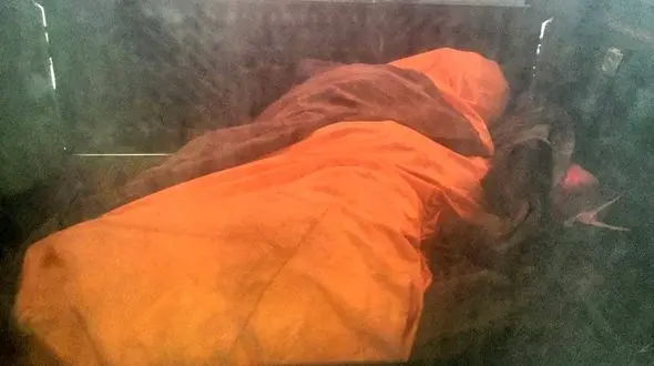 لحظه غمبار وداع آتش نشانان با پیکر همکار شهید در حادثه پلاسکو + فیلم و عکس 