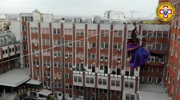 اقدام تحسین برانگیز زن ایتالیایی برای خنداندن کودکان بیمار + فیلم