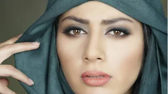 پوشش باور نکردنی و زننده مونا فرجاد در وین / خودش را در دردسر انداخت!