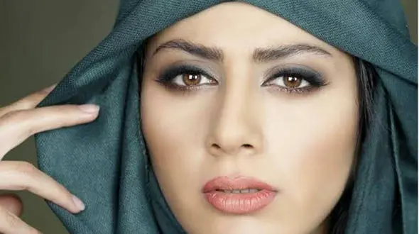 پوشش باور نکردنی و زننده مونا فرجاد در وین / خودش را در دردسر انداخت!