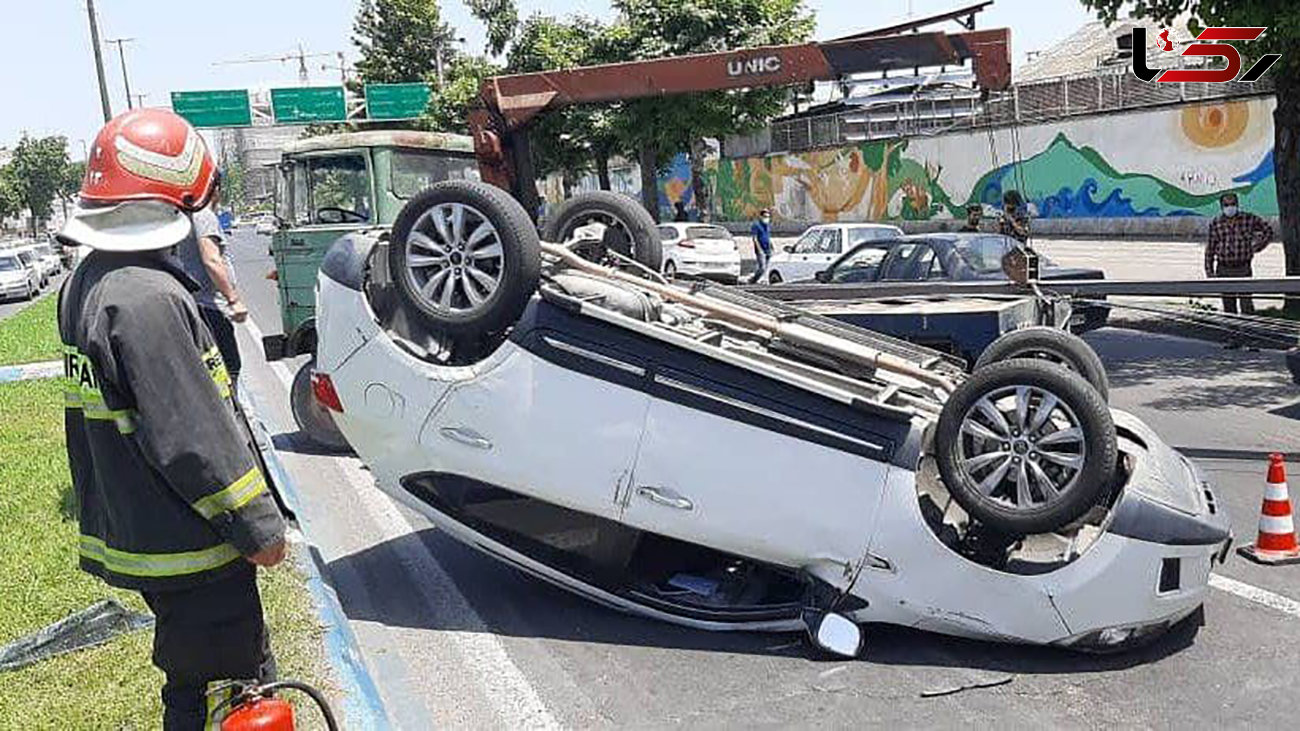 واژگونی خودروی سواری در بلوار شهید بهشتی