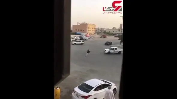 پرت شدن راننده از خودرو هنگام اجرای حرکات نمایشی + فیلم