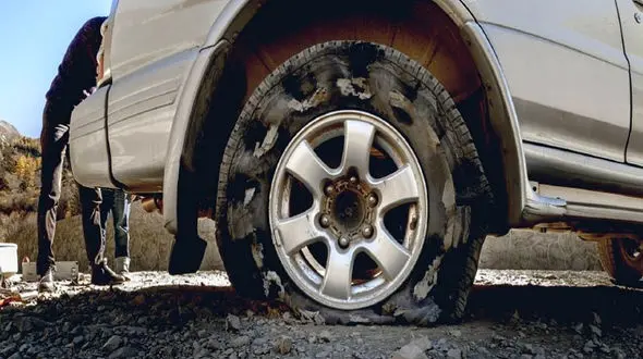 ترکیدن لاستیک 25 خودرو در نشست زمین / در کرمان رخ داد