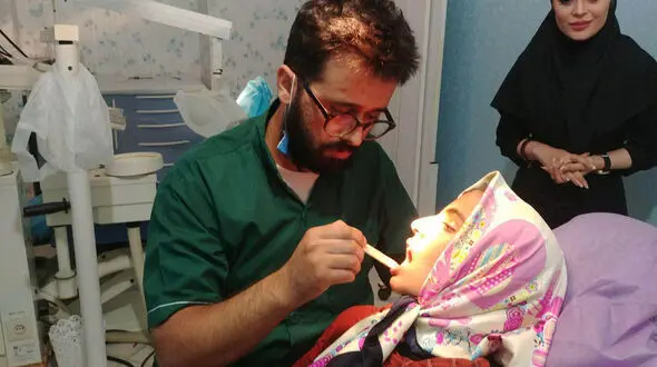 درمان دندان های دختر شکنجه شده ماهشهری توسط دندانپزشک نیکوکار / دندان ها با چکش شکسته بودند + عکس 