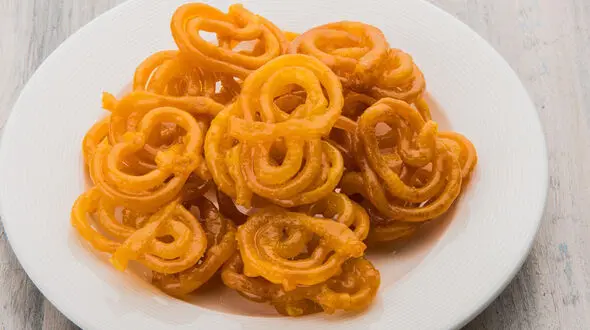 طرز تهیه زولبیا خانگی با نشاسته ذرت؛ ترد، خوشرنگ و شربتی