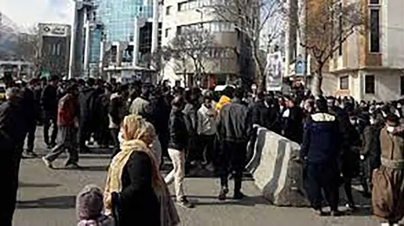 حمله 2 مرد برهنه به پلیس در میدان آزادی کردستان / ماموران دست به اسلحه شدند