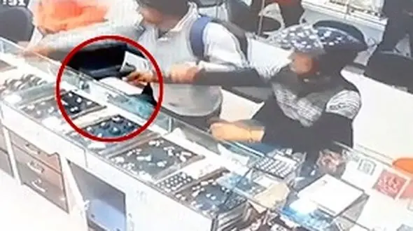 آسانترین سرقت از جواهر فروشی / مردان مسلح خونسرد بودند  + فیلم /  هند