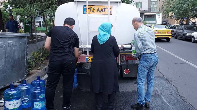 تانکر آب شرکت آب و فاضلاب استان تهران در حال آبرسانی - قطعی آب در محدوده خیابان  سهروردی جنوبی تهران و خیابان ترکمنستان و شریعتی از روز دوشنبه 22 خرداد - قطع آب تهران  - عکسها از حسین تهرانی