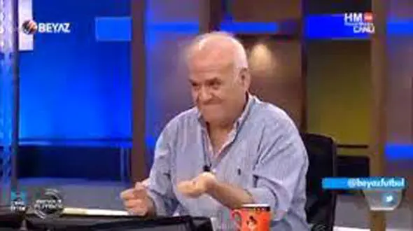 ببینید / حرکت جنجالی کارشناس فوتبال روی آنتن زنده / مگس را زنده زنده خورد !