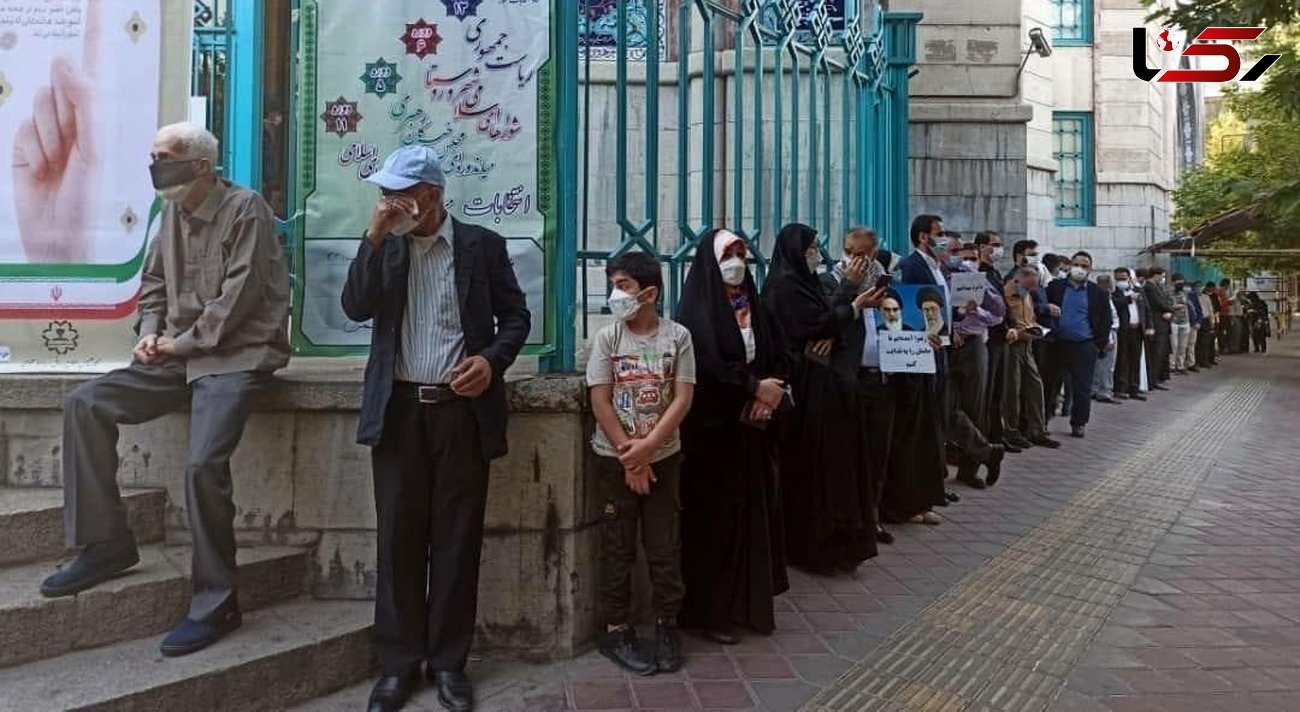 حضور رای دهندگان در مقابل حوزه های انتخاباتی از نخستین دقایق آغاز انتخابات 1400 + عکس