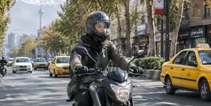 زن موتورسوار در تهران: نبود گواهینامه خلأ قانونی که در زمان حادثه پررنگ می‌شود/ مهم‌ترین خواسته‌ام این است که قانون برای زنان و مردان یکسان اجرا شود + فیلم