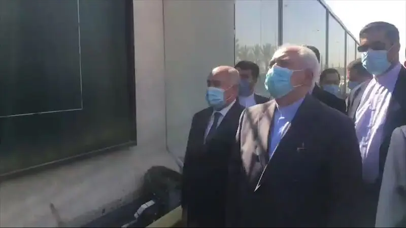 ادای احترام و قرائت فاتحه توسط  ظریف وزیر امور خارجه و هیات همراه در محل شهادت سردار شهید سپهبد حاج قاسم سلیمانی و ابومهدی المهندس و یاران شان در نزدیکی فرودگاه بغداد 