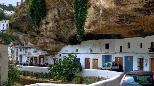 زندگی این مردمان زیر سنگ های عظیم الجثه+ عکس