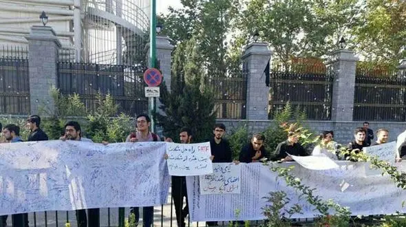 تجمع اعتراضی دانشجویان مقابل مجلس + تصاویر
