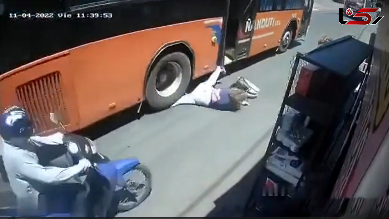 این فیلم را نبینید / فیلم دلخراش از رد شدن اتوبوس از پای زن جوان در وسط خیابان