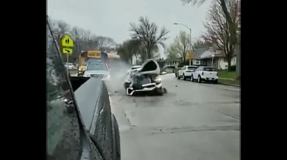 فیلم تصادف خودرو سارقان با سرویس مدرسه دانش آموزان