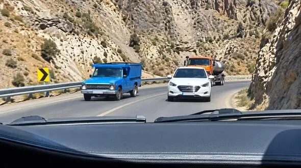 فیلم شاخ به شاخ ویرانگر 2 خودرو در جاده چالوس از زاویه دوربین راننده بی تقصیر / راننده سانتافه سر پیچ سبقت !