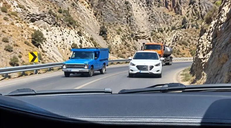 فیلم شاخ به شاخ ویرانگر 2 خودرو در جاده چالوس از زاویه دوربین راننده بی تقصیر / راننده سانتافه سر پیچ سبقت !
