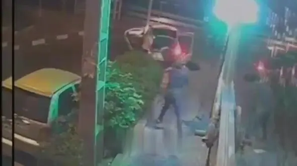 فیلم لحظه سرقت از فرش فروشی با کندن حفاظ آهنی