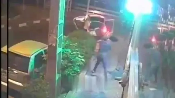 فیلم لحظه سرقت از فرش فروشی با کندن حفاظ آهنی