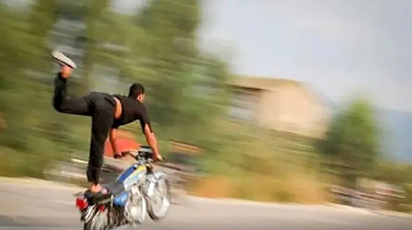 حرکات جنون‌آمیز یک موتور سوار وسط خیابان‌های مشهد!