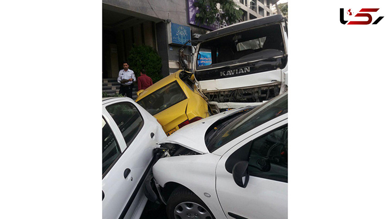 تصادف زنجیره ای 4 خودرو به شکلی عجیب در تهران + فیلم و عکس 
