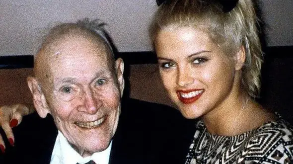 عبرت آموزترین ازدواج جهان ! + عکس عروسی مدل 24 ساله با پیرمرد 86 ساله ! 