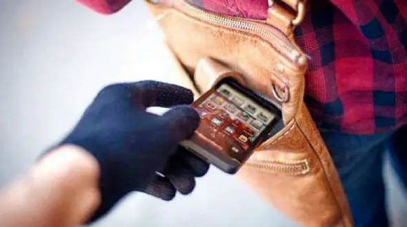 فیلم شوک آور از موبایل قاپی زن جوان در مغازه / سرقت در یک چشم بهم زدن