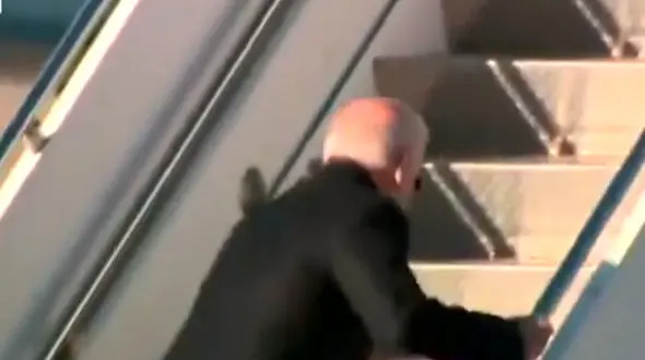 لحظه پیچ خوردن پای جو بایدن هنگام ورود به هواپیما + فیلم