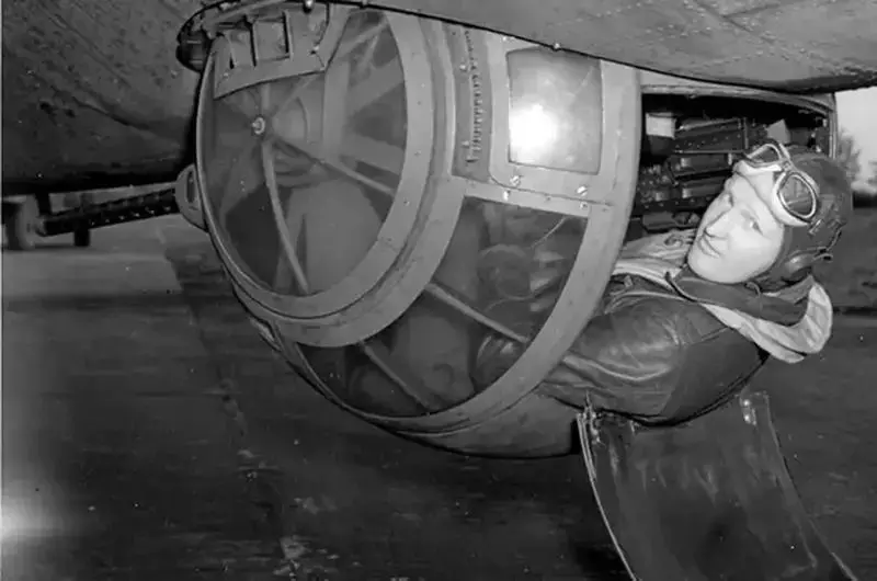 توپچی های برجک کروی در محفظه ای شیشه ای و خطرناک زیر بدنۀ بمب افکن های آمریکایی جنگ جهانی دوم