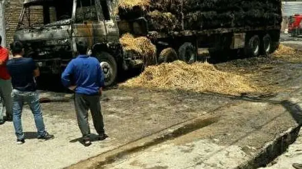 تریلر حامل علوفه ئر دوکوهه آتش گرفت + عکس