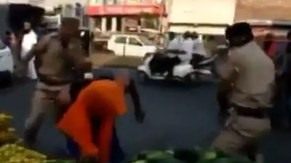 کشتی کج کار سرشناس پلیس را ضربه فنی کرد + فیلم / هند