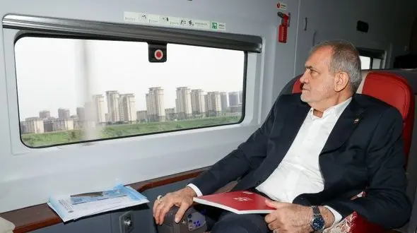 پزشکیان وارد پکن شد 