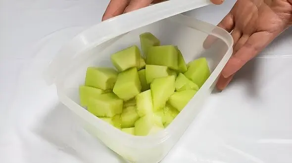 چطور طالبی برش‌ خورده را تازه نگه داریم؟ فوت‌ و فن مهم برای یخچال