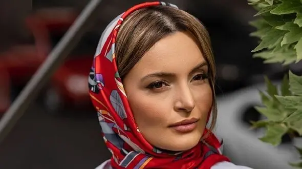 نگاهی به چیدمان منزل دوبلکس و بسیار شیک  نیلوفر پارسا سیمای سریال کلینیک رویا / از مبلمان شیک تا میز خاص جلوی تلویزیون خانه دوبلکس خانم بازیگر 
