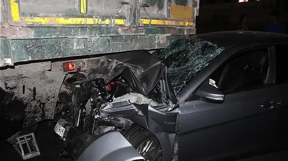 عکس هایی عجیب  از مچاله شدن دنا زیر کامیون در تهران + تصاویر