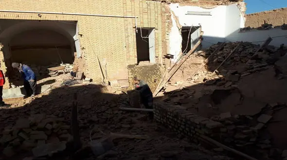 3 یزدی زیر ریزش آوار ساختمان ماندند + عکس