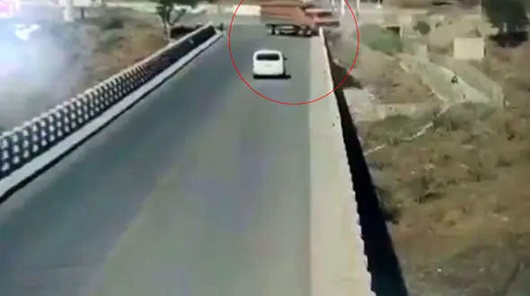 فیلم لحظه سقوط مرگبار کامیون از پل + فیلم