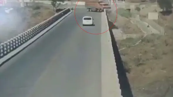 فیلم لحظه سقوط مرگبار کامیون از پل + فیلم