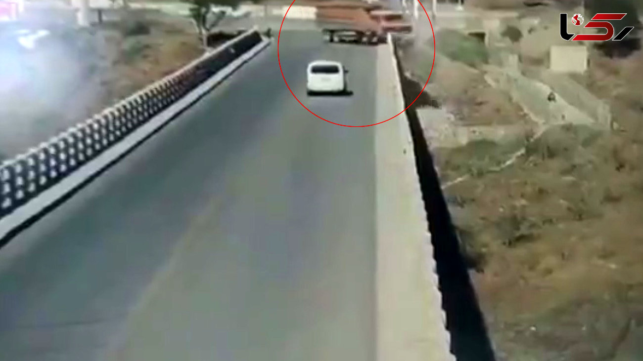فیلم لحظه سقوط مرگبار کامیون از پل + فیلم