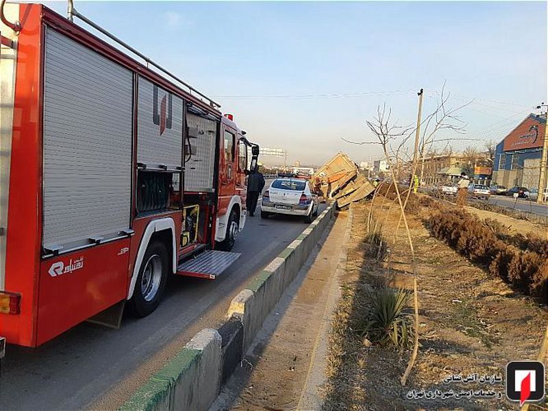 مصدومیت راننده در حادثه واژگونی کامیون تریلی حامل بارگندم