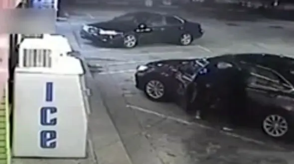 فیلم حمله عجیب یک زورگیر به زن جوان پشت فرمان