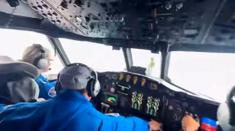 تصاویر لرزش کابین خلبان در مرکز طوفان ملیسا + فیلم