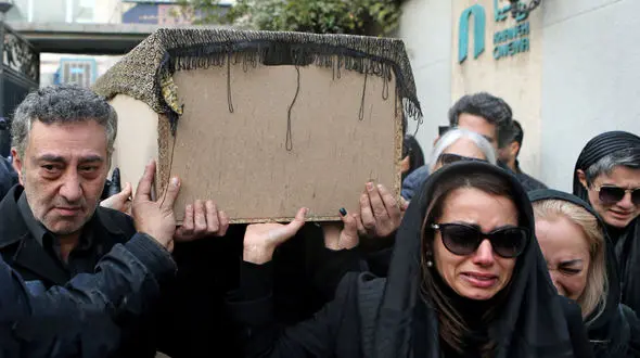 فیلم خوانندگی علی زند وکیلی در مراسم بدرقه بیتا فرهی / دل همه خون شد!